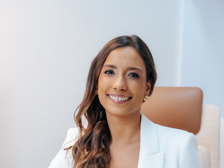 Dra. Bárbara sentada à mesa do consultório em Palmas - TO.